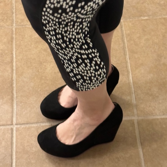 NWB a.n.a Kenny Wedge Heels. Black. Sz 6 1/2 M - Picture 4 of 7